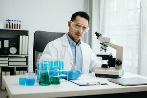 moderno medico ricerca laboratorio. maschio scienziato Lavorando con micro pipette analizzando biochimica campioni, Avanzate scienza chimico laboratorio medicinale. foto