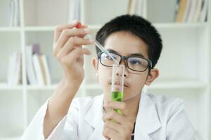 giovane scienziati nel azione bambini condotta chimica sperimentare nel scuola laboratorio foto