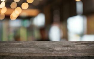 finto su per spazio. vuoto buio di legno tavolo nel davanti di astratto sfocato bokeh sfondo di ristorante . può essere Usato per Schermo o montaggio il tuo Prodotto foto