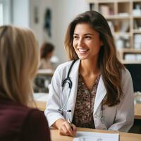 femmina medico consulenza con paziente nel ufficio foto