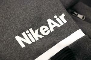 Kharkov, Ucraina - dicembre 20, 2020 nike aria logo su grigio gli sport indossare frammento. nike è americano multinazionale società impegnato nel produzione e In tutto il mondo marketing di Abiti e calzature foto