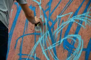 Kharkov, Ucraina - Maggio 27, 2017 Festival di strada arti. giovane ragazzi disegnare graffiti su portatile di legno muri nel il centro di il città. il processi di pittura su muri con aerosol spray lattine foto