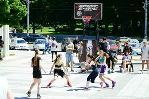 Kharkiv, Ucraina - 27 Maggio, 2018 Da donna squadre giocare streetball nel il Aperto aria durante il annuale Festival di strada culture foto