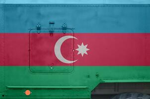 azerbaijan bandiera raffigurato su lato parte di militare blindato camion avvicinamento. esercito forze concettuale sfondo foto