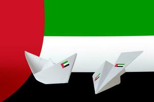 unito arabo Emirates bandiera raffigurato su carta origami aereo e barca. fatto a mano arti concetto foto