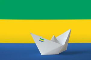 Gabon bandiera raffigurato su carta origami nave avvicinamento. fatto a mano arti concetto foto