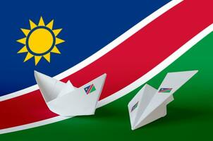 namibia bandiera raffigurato su carta origami aereo e barca. fatto a mano arti concetto foto