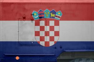 Croazia bandiera raffigurato su lato parte di militare blindato camion avvicinamento. esercito forze concettuale sfondo foto