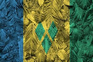 santo vincent e il grenadine bandiera raffigurato su molti foglie di Monstera palma alberi. di moda alla moda fondale foto