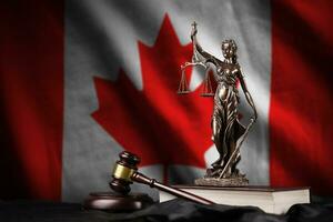 Canada bandiera con statua di signora giustizia, costituzione e giudice martello su nero drappeggio. concetto di giudizio e colpa foto