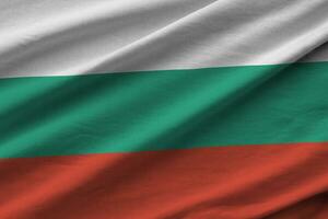 Bulgaria bandiera con grande pieghe agitando vicino su sotto il studio leggero al chiuso. il ufficiale simboli e colori nel bandiera foto