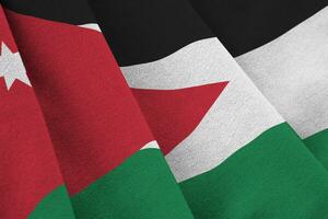 Giordania bandiera con grande pieghe agitando vicino su sotto il studio leggero al chiuso. il ufficiale simboli e colori nel bandiera foto