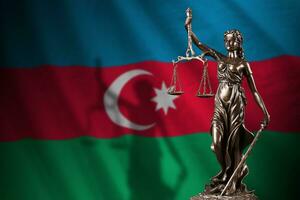 azerbaijan bandiera con statua di signora giustizia e giudiziario bilancia nel buio camera. concetto di giudizio e punizione foto