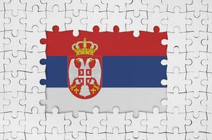 Serbia bandiera nel telaio di bianca puzzle pezzi con mancante centrale parte foto