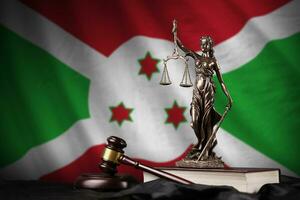 burundi bandiera con statua di signora giustizia, costituzione e giudice martello su nero drappeggio. concetto di giudizio e colpa foto