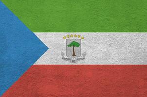 equatoriale Guinea bandiera raffigurato nel luminosa dipingere colori su vecchio sollievo intonacatura parete. strutturato bandiera su ruvido sfondo foto