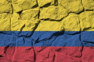 Colombia bandiera raffigurato nel dipingere colori su vecchio pietra parete avvicinamento. strutturato bandiera su roccia parete sfondo foto