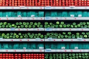 supermercato vetrina con di legno scatole di verdure. neurale Rete ai generato foto