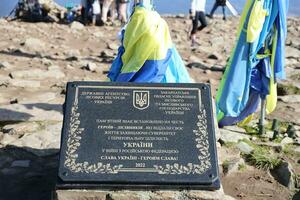 carpazi montagne, Ucraina - ottobre 8, 2022 ucraino monumento a picco di hoverla montagna nel Carpazi foto