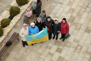 ternopil, Ucraina - aprile 2, 2023 persone con bandiera durante missione nel complesso di ucraino Gerusalemme nel il mari spirituale centro di zarvanytsia nel il terebovlya quartiere di il ternopil foto