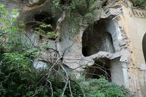 fiume, Ucraina - settembre 16, 2023 rovine di il tarakaniv forte o dubno forte nuovo castello. difesa architettonico monumento di il 19 secolo foto