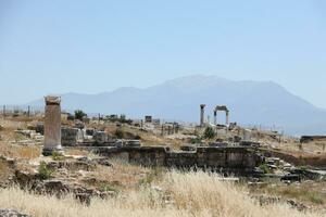 antalya, tacchino - Maggio 15, 2021 rovine di antico città hierapolis vicino pamukkale, tacchino a soleggiato giorno. parti di vecchio storico edifici con grande blocchi foto