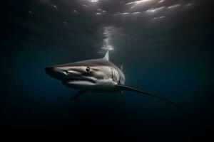 grande bianca squalo in posa nel il in profondità blu acqua. neurale Rete ai generato foto