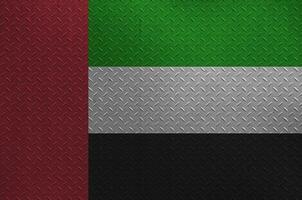 unito arabo Emirates bandiera raffigurato nel dipingere colori su vecchio spazzolato metallo piatto o parete avvicinamento. strutturato bandiera su ruvido sfondo foto