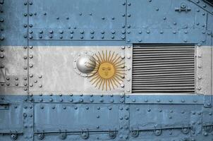argentina bandiera raffigurato su lato parte di militare blindato serbatoio avvicinamento. esercito forze concettuale sfondo foto