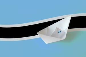 Botswana bandiera raffigurato su carta origami nave avvicinamento. fatto a mano arti concetto foto