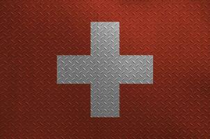 Svizzera bandiera raffigurato nel dipingere colori su vecchio spazzolato metallo piatto o parete avvicinamento. strutturato bandiera su ruvido sfondo foto