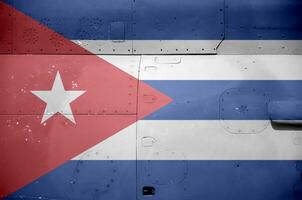 Cuba bandiera raffigurato su lato parte di militare blindato elicottero avvicinamento. esercito forze aereo concettuale sfondo foto