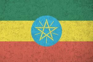 Etiopia bandiera raffigurato nel luminosa dipingere colori su vecchio sollievo intonacatura parete. strutturato bandiera su ruvido sfondo foto