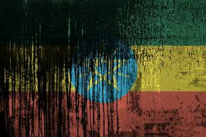 Etiopia bandiera raffigurato nel dipingere colori su vecchio e sporco olio barile parete avvicinamento. strutturato bandiera su ruvido sfondo foto