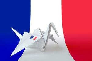 Francia bandiera raffigurato su carta origami gru ala. fatto a mano arti concetto foto