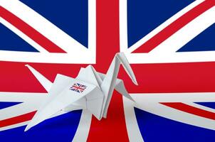 grande Gran Bretagna bandiera raffigurato su carta origami gru ala. fatto a mano arti concetto foto