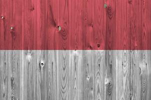 Indonesia bandiera raffigurato nel luminosa dipingere colori su vecchio di legno parete. strutturato bandiera su ruvido sfondo foto