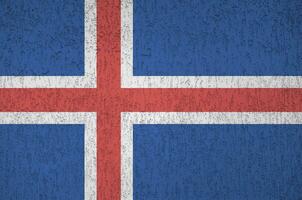 Islanda bandiera raffigurato nel luminosa dipingere colori su vecchio sollievo intonacatura parete. strutturato bandiera su ruvido sfondo foto