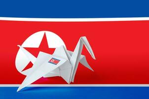 nord Corea bandiera raffigurato su carta origami gru ala. fatto a mano arti concetto foto