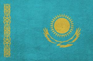 Kazakistan bandiera raffigurato nel luminosa dipingere colori su vecchio sollievo intonacatura parete. strutturato bandiera su ruvido sfondo foto