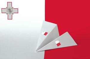 Malta bandiera raffigurato su carta origami aereo. fatto a mano arti concetto foto