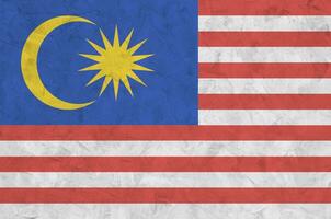 Malaysia bandiera raffigurato nel luminosa dipingere colori su vecchio sollievo intonacatura parete. strutturato bandiera su ruvido sfondo foto
