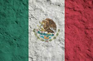 Messico bandiera raffigurato nel luminosa dipingere colori su vecchio sollievo intonacatura parete. strutturato bandiera su ruvido sfondo foto