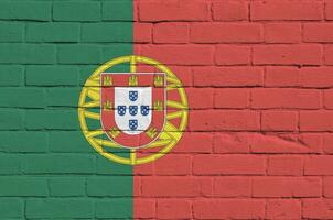 Portogallo bandiera raffigurato nel dipingere colori su vecchio mattone parete. strutturato bandiera su grande mattone parete opere murarie sfondo foto