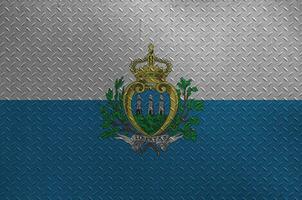san Marino bandiera raffigurato nel dipingere colori su vecchio spazzolato metallo piatto o parete avvicinamento. strutturato bandiera su ruvido sfondo foto