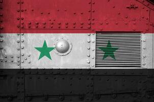 Siria bandiera raffigurato su lato parte di militare blindato serbatoio avvicinamento. esercito forze concettuale sfondo foto