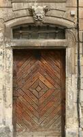 vecchio antico di legno porta struttura nel europeo medievale stile foto