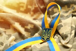 militare camuffare tessuto con ucraino strisce su nastro foto