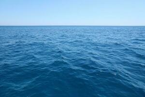 il davanti Visualizza mattina cielo con in profondità blu mare acqua foto