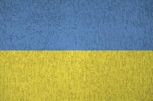 Ucraina bandiera raffigurato nel luminosa dipingere colori su vecchio sollievo intonacatura parete. strutturato bandiera su ruvido sfondo foto